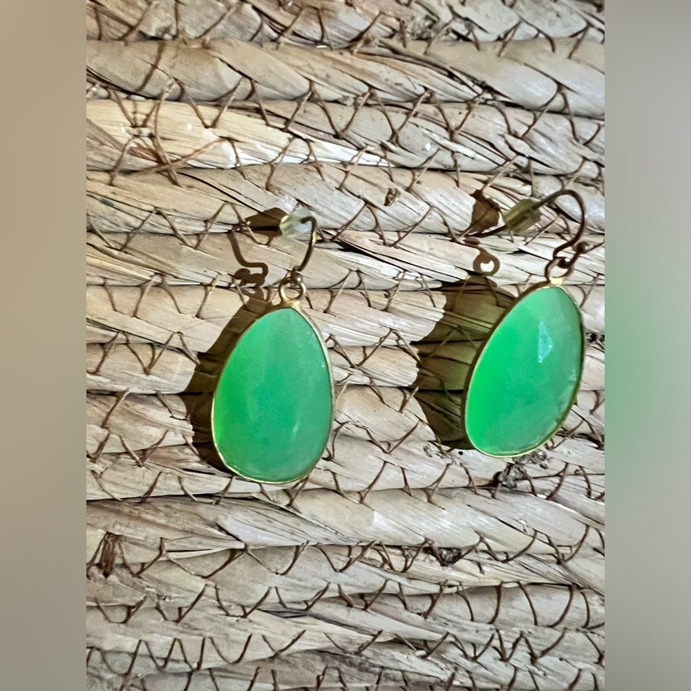 Green teardrop faceted dangle earrings vintage style - Picture 3 of 5